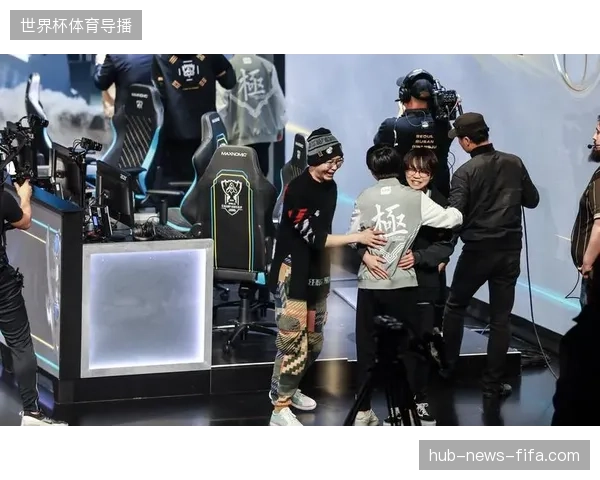 为什么赛事主办方在总决赛场馆内依然沿用低效的零售摆摊模式